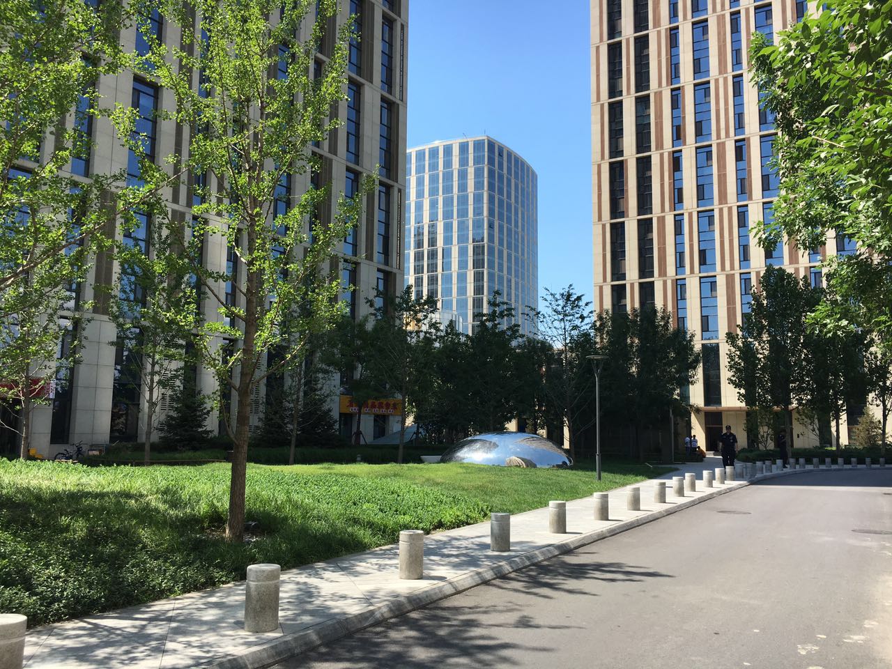 中国铁建广场大堂，宽敞明亮，大理石地面，现代装饰，接待台，绿植点缀