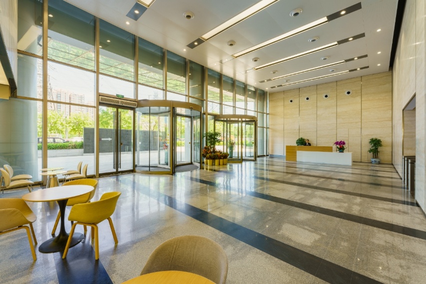 现代化办公室内部，独立会议室，玻璃隔断，会议桌椅，投影设备，商务氛围浓厚