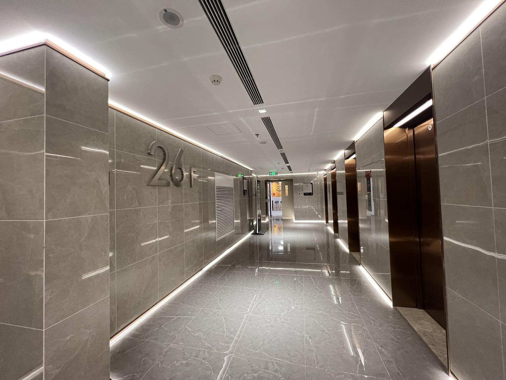 现代化办公室内部，创意办公区，灵活布局，彩色装饰，休闲座椅，年轻化氛围