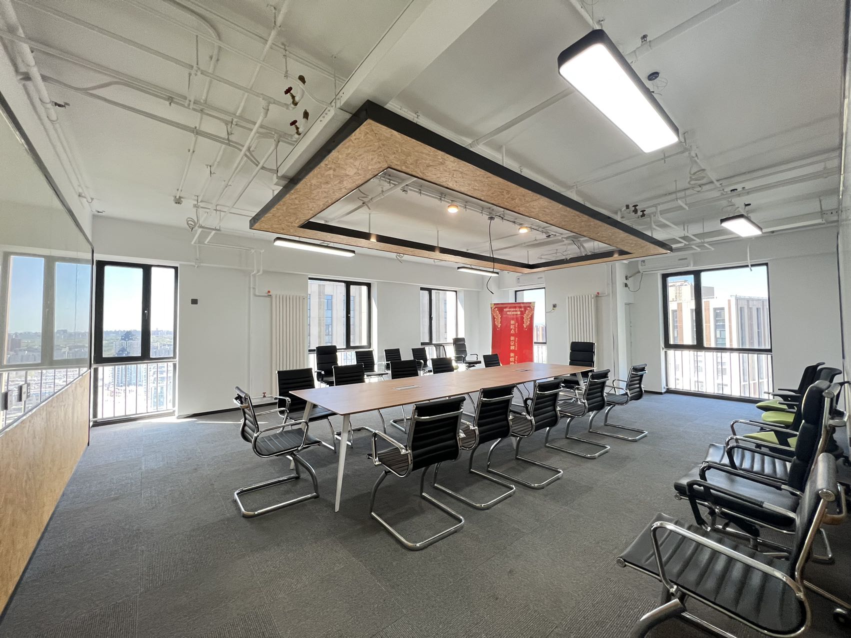 现代化办公室内部，多功能会议室，大型会议桌，LED显示屏，音响设备，适合大型会议